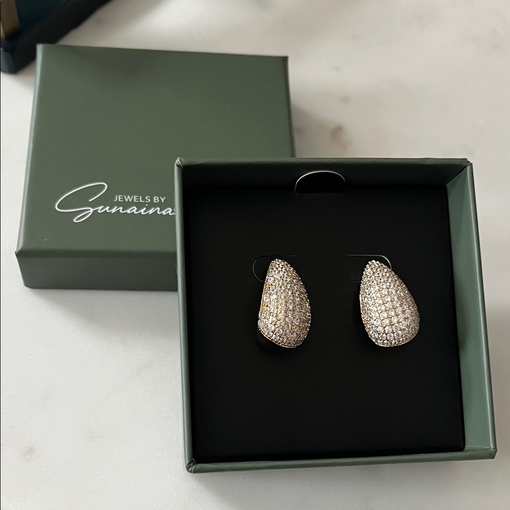 Jewels By Sunaina Narina Studs New In Box